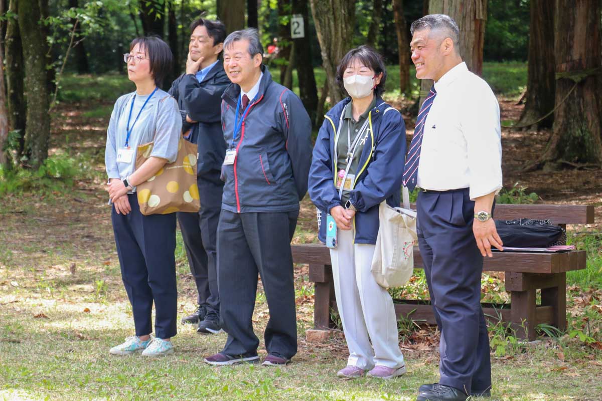 教育長（左から3人目）も盛り上がる子どもたちにつられて笑顔に（右端は鹿沼グループの福島社長）　写真：清流舎