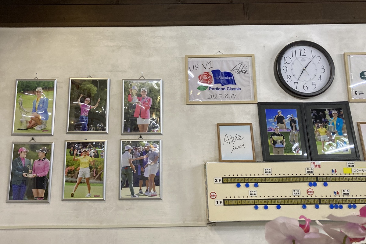 クラブハウスには岩井姉妹の優勝写真が所狭しと飾られている　写真：野洲明