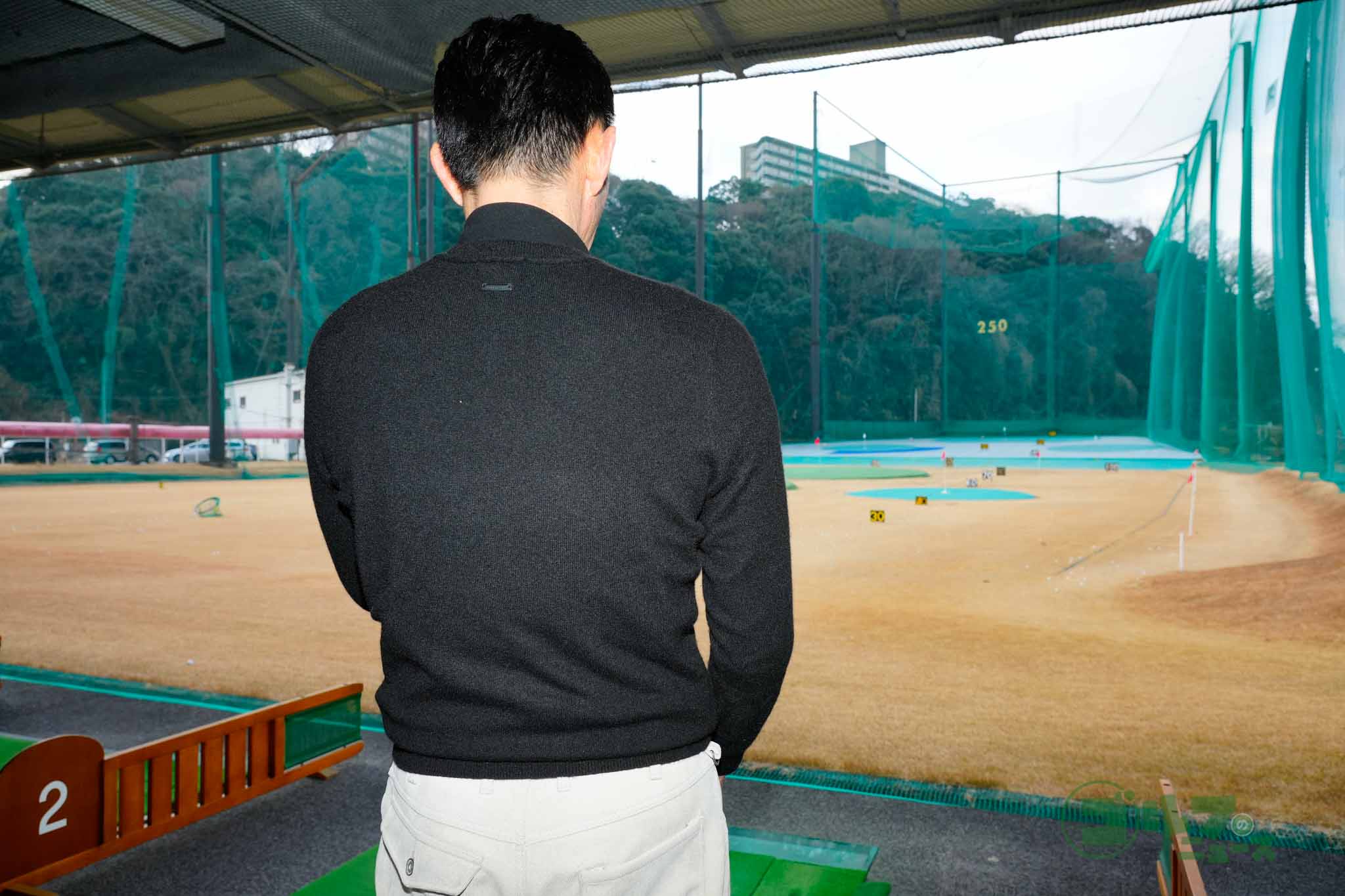 1球ごとに飛球線後方に立ち、目標を確認。目標からボールまで引いたラインを頭の中でしっかりイメージすることが大切　写真:鈴木祥