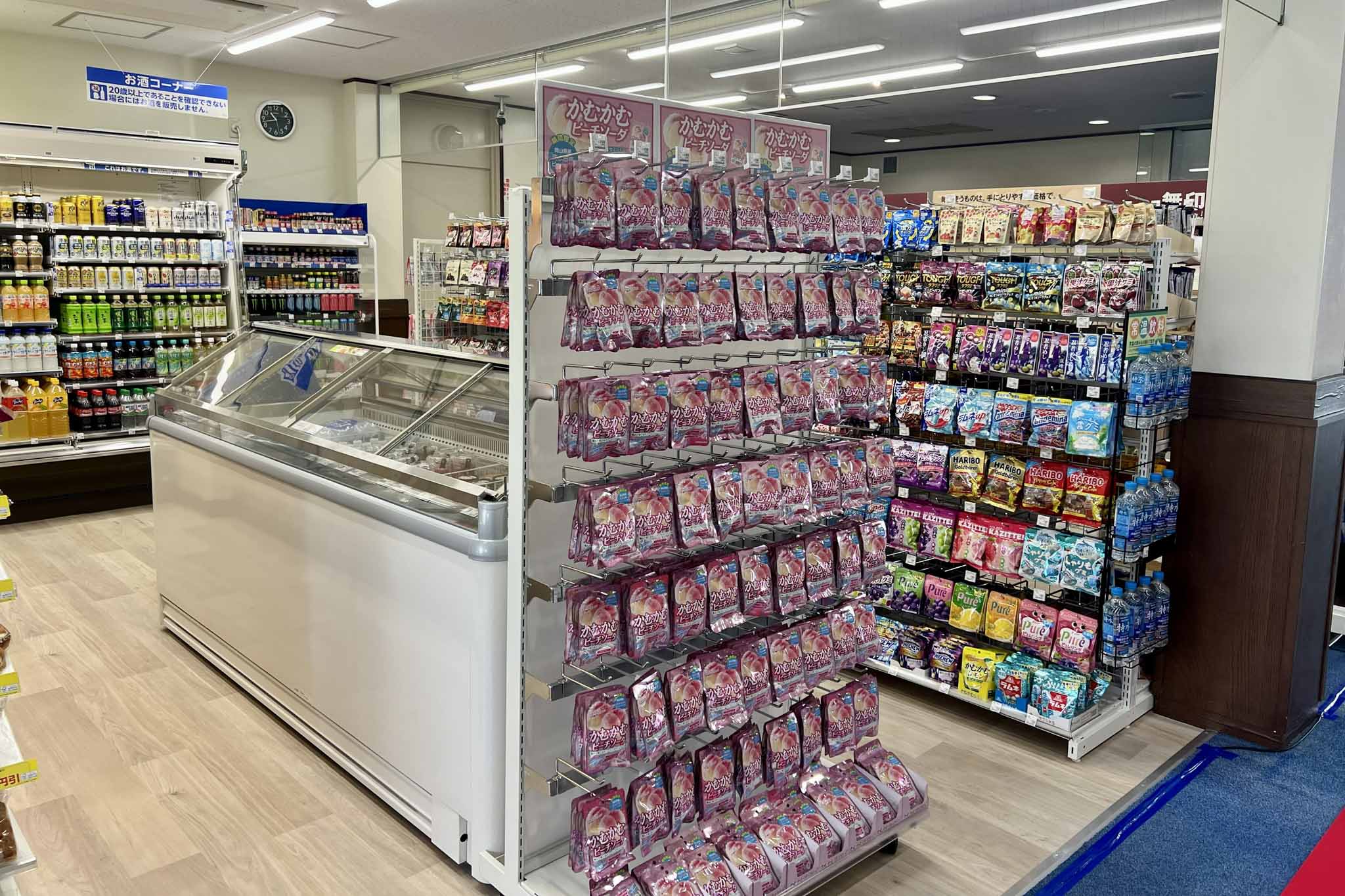 6月1日にオープンした「ローソン岡山空港ゴルフコース店」　写真提供:事務局