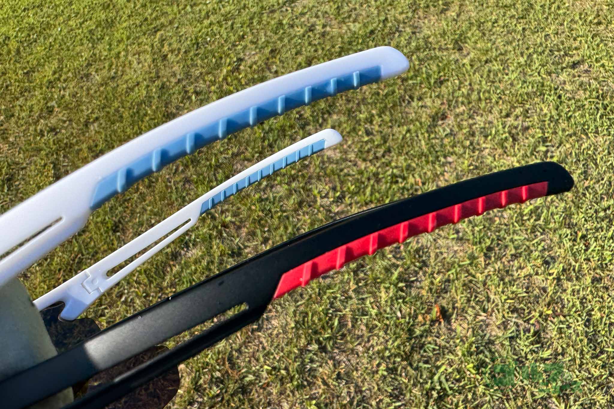 野村氏が唯一の不満点として挙げた、ギザギザしているフレームの耳に当たる部分