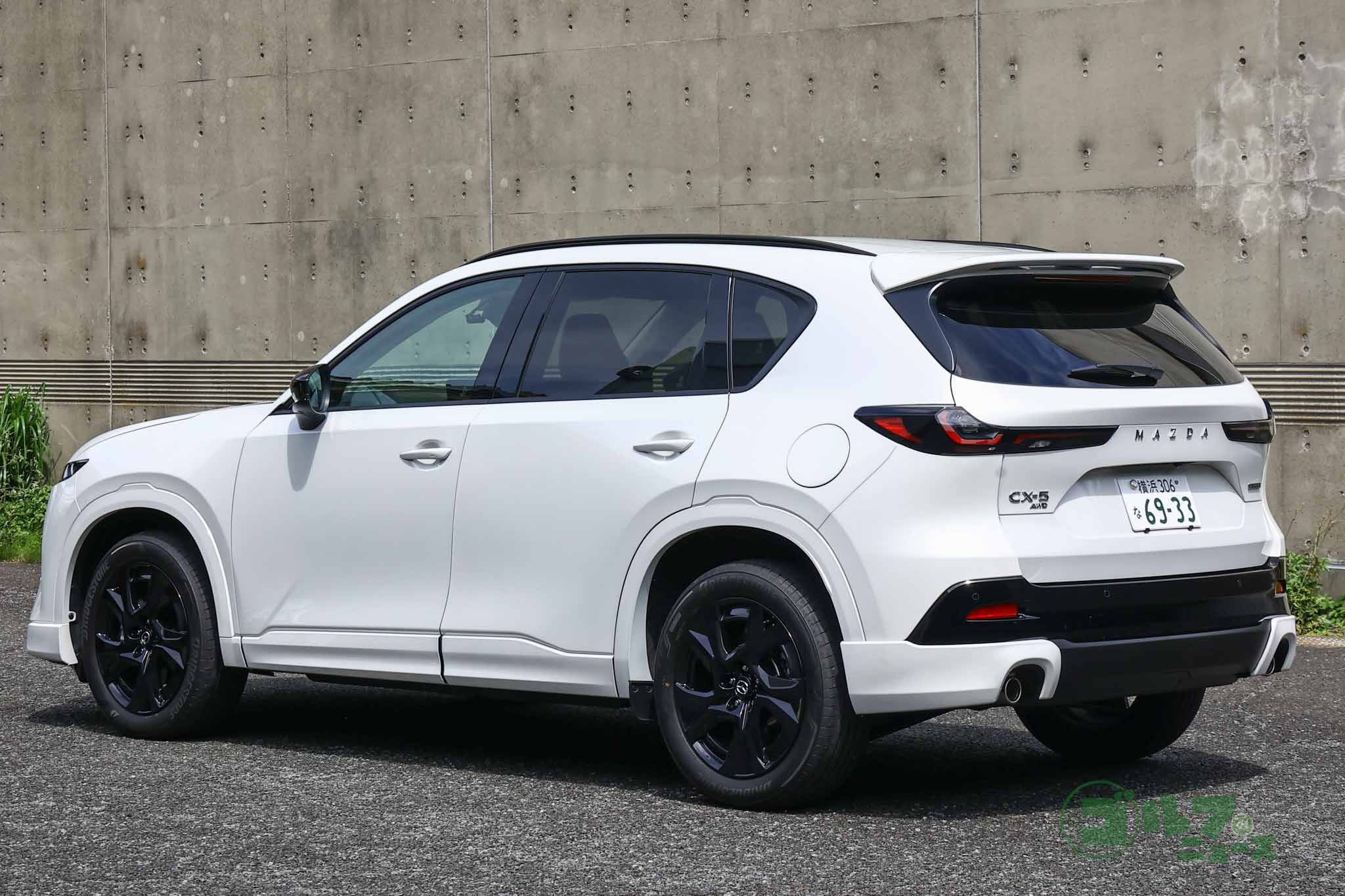 ホイールベース延長で安定感を増したシルエット。リヤにはCX-5初のMAZDAのワードマークを採用