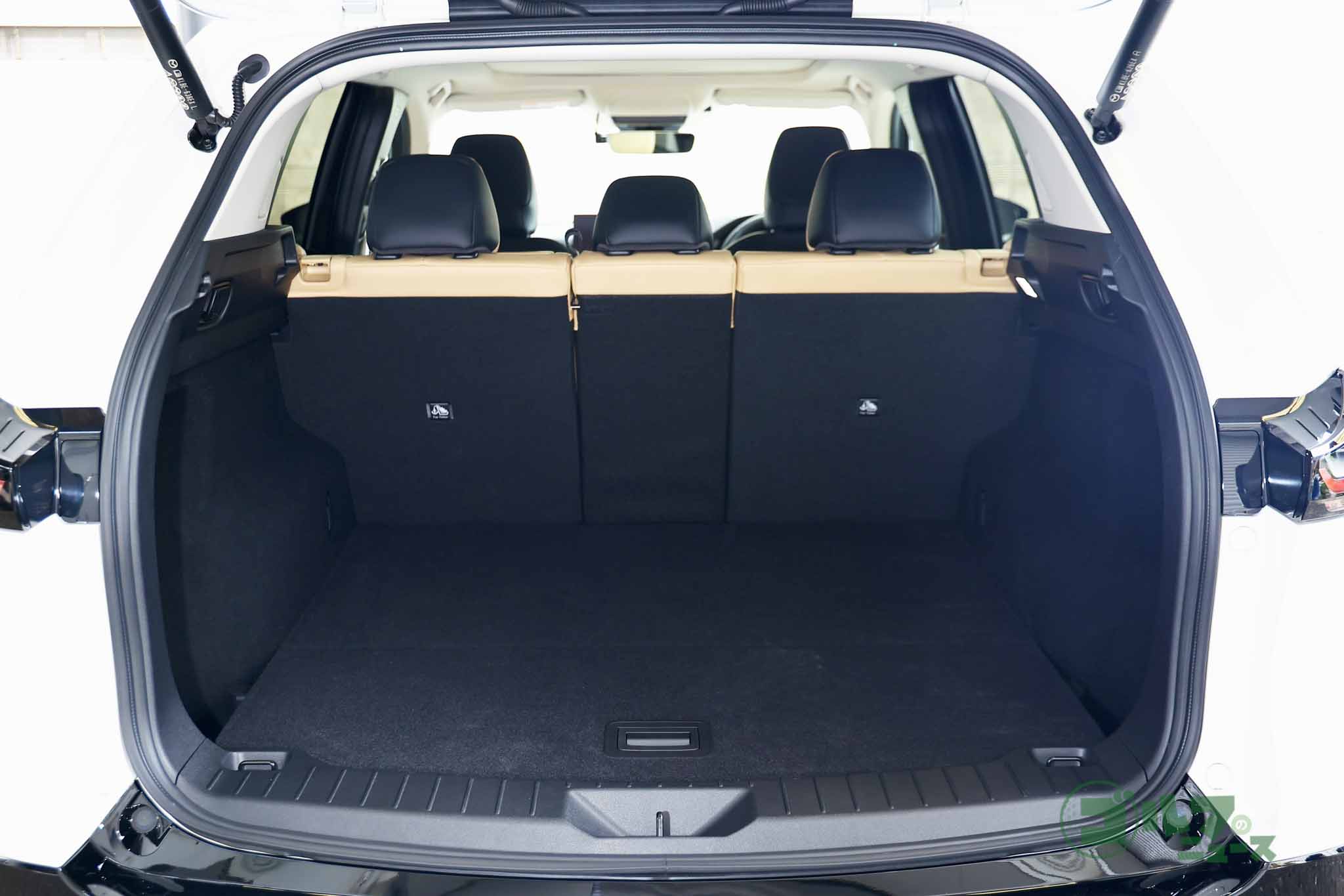 使い勝手のよい荷室スペース。開口部は大型の荷物でも積み込みやすい形状