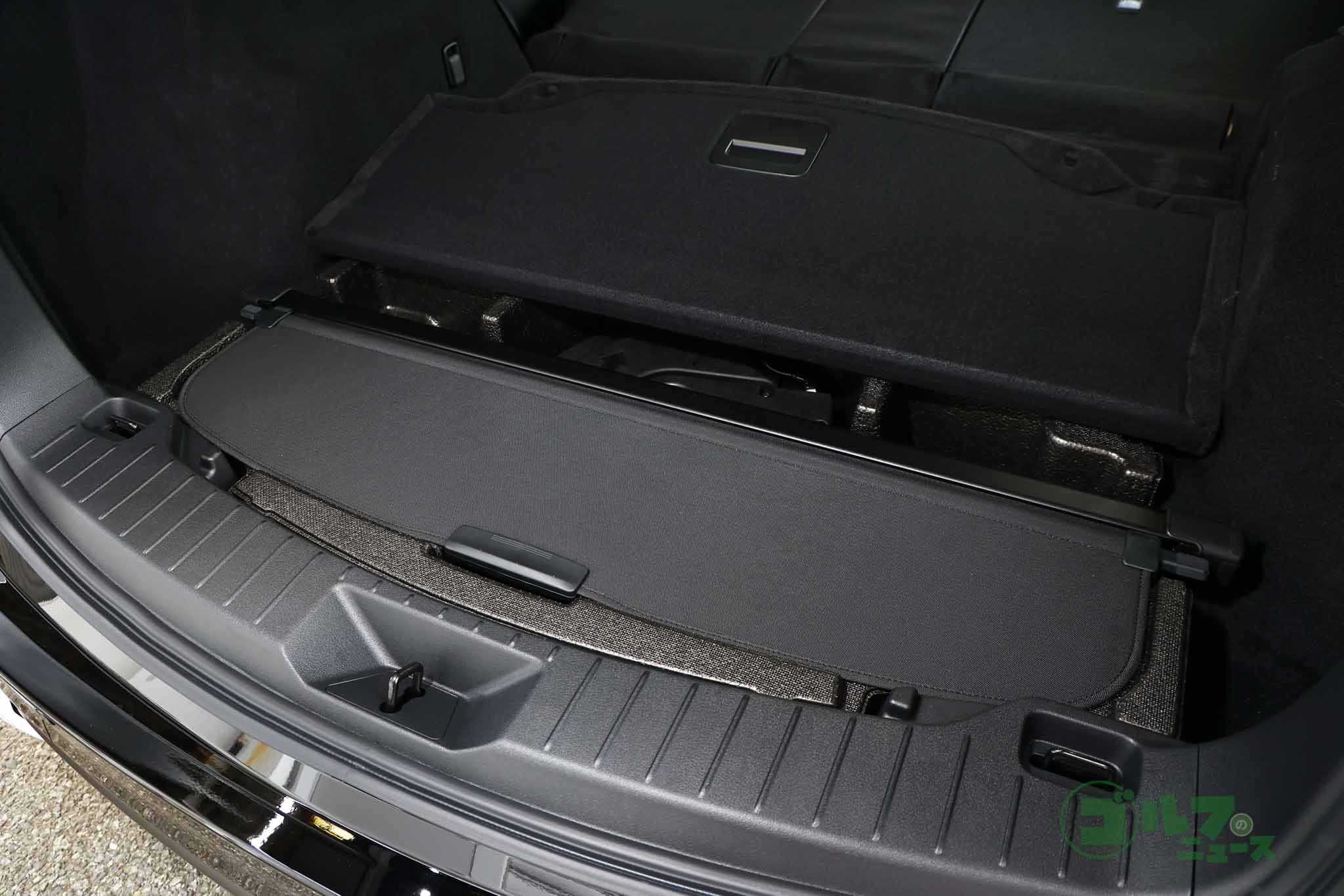 フロア下にトノカバーを収納できる。キャディーバッグなど大きな荷物を積むときも邪魔にならない