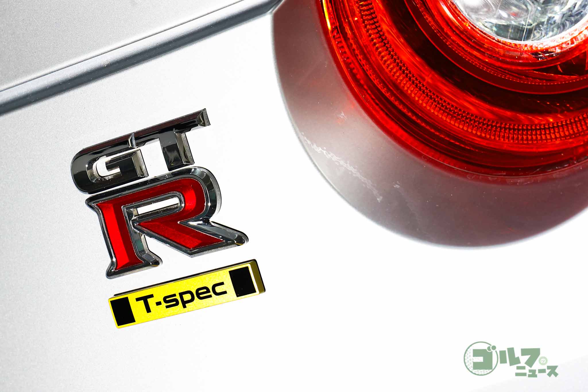 おなじみのGT-Rのエンブレム。その下にT-specのプレートがセットされている