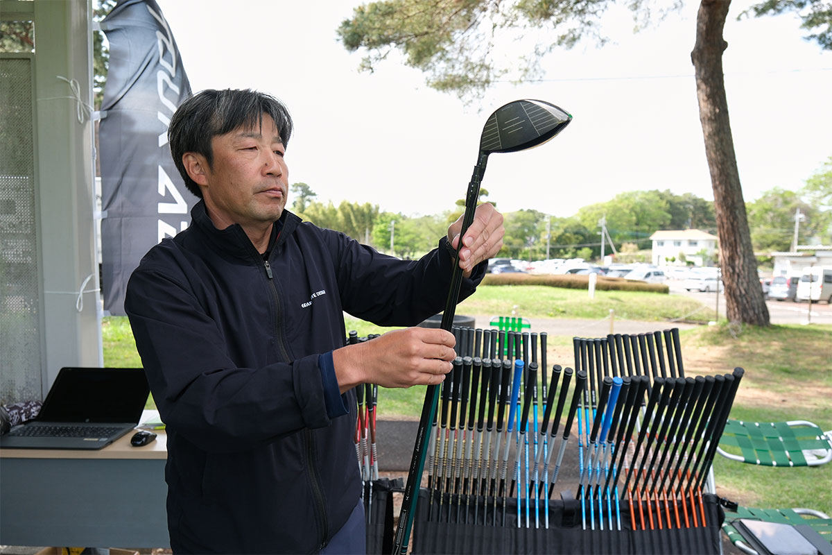 フィッティングを担当した坂航（ばん・わたる）さん