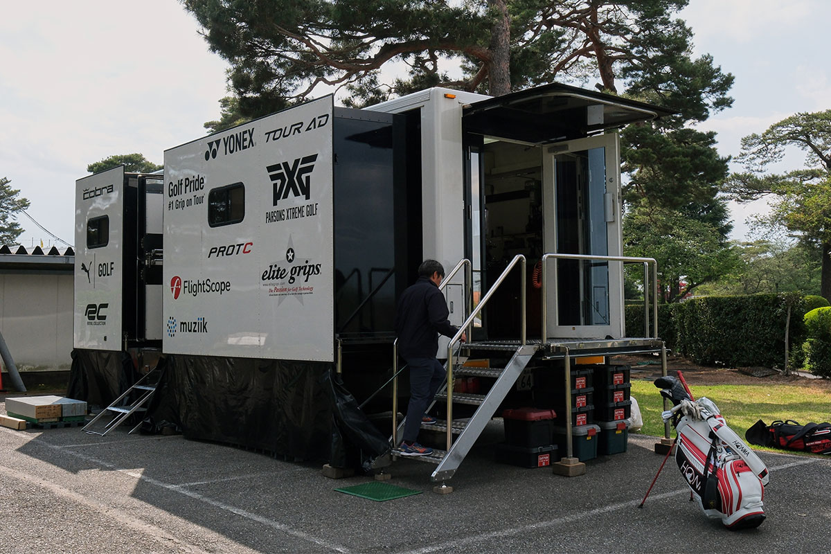 練習場の横には、「シーグランデ」のツアーバンが横付け。フィッティングで選んだシャフトをすぐさまリシャフトしてくれる