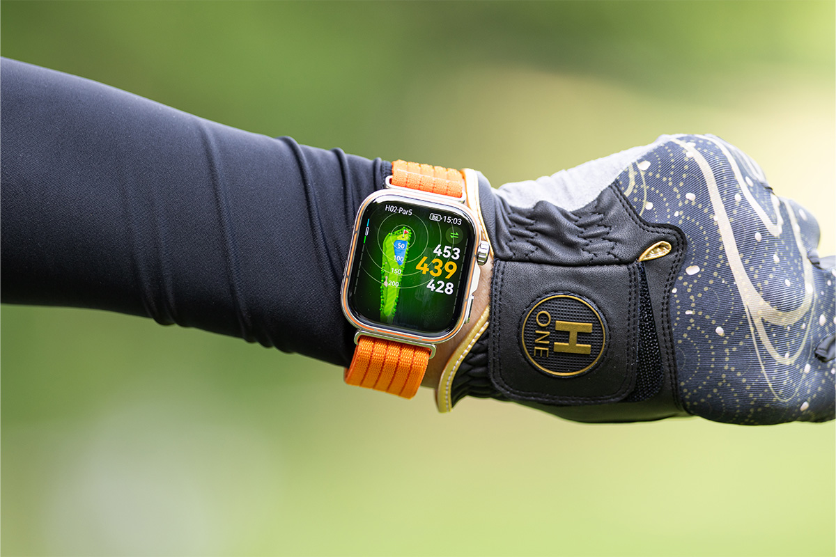 2026年5月29日に発売となったスクエアデザインの最新フラッグシップモデル「HUAWEI WATCH FIT 5 Pro」。「HUAWEI」スクエアウォッチ史上最大となる1.92インチの大画面サファイアガラスディスプレイを搭載し、画面の光の強さを示す輝度も3000ニトに到達。日差しの強い屋外で使用しても、画面をクリアに見ることができる[写真：落合隆仁]