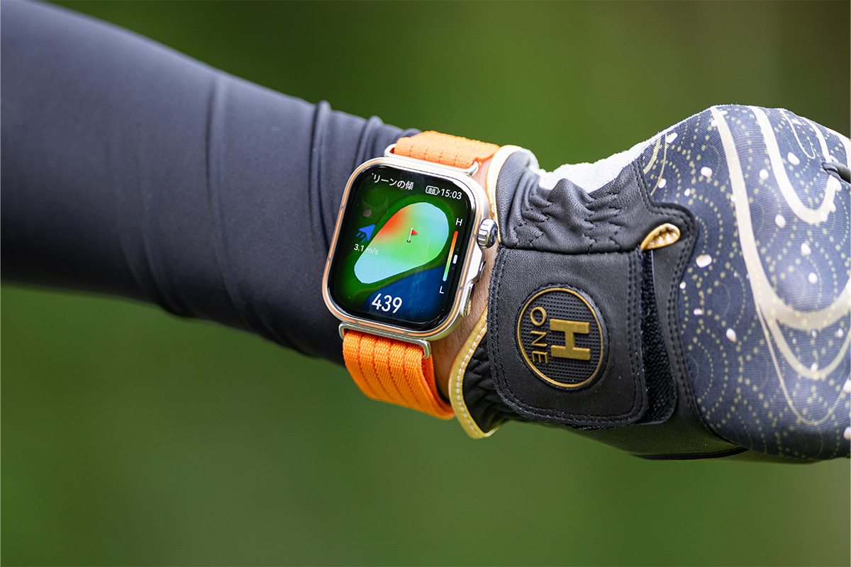 2026年5月29日に発売となったスクエアデザインの最新フラッグシップモデル「HUAWEI WATCH FIT 5 Pro」。「HUAWEI」スクエアウォッチ史上最大となる1.92インチの大画面サファイアガラスディスプレイを搭載し、画面の光の強さを示す輝度も3000ニトに到達。日差しの強い屋外で使用しても、画面をクリアに見ることができる[写真：落合隆仁]