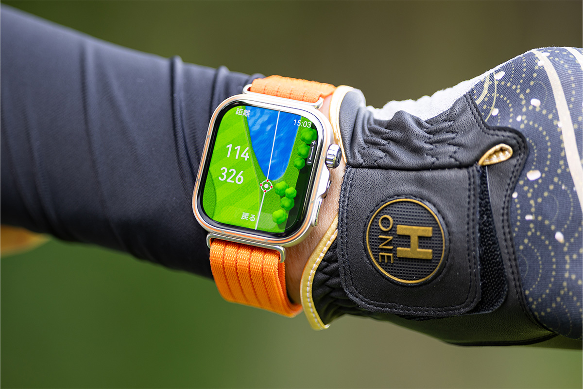 ティーショットを打つ前に、池までの距離を「HUAWEI WATCH FIT 5 Pro」で確認することで、迷わず振り抜くことができる[写真：落合隆仁]