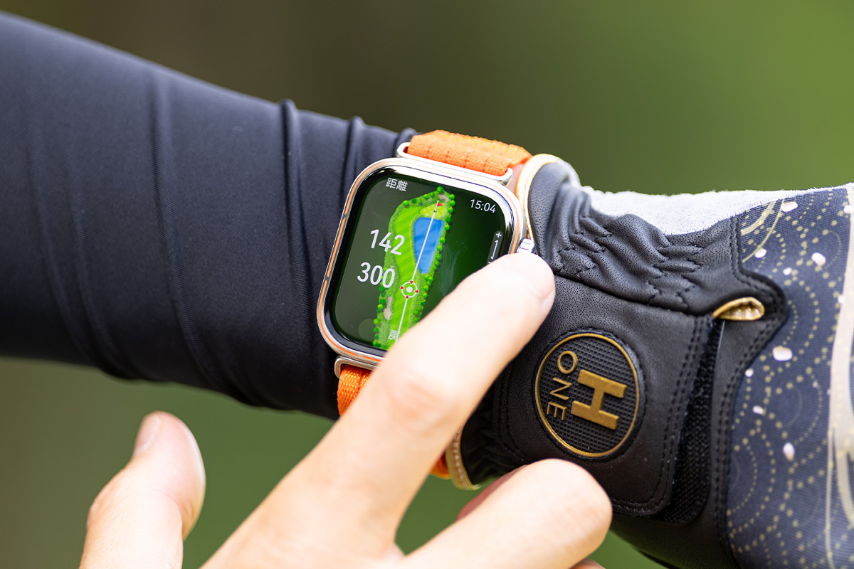 ティーショットを打つ前に、池までの距離を「HUAWEI WATCH FIT 5 Pro」で確認することで、迷わず振り抜くことができる[写真：落合隆仁]