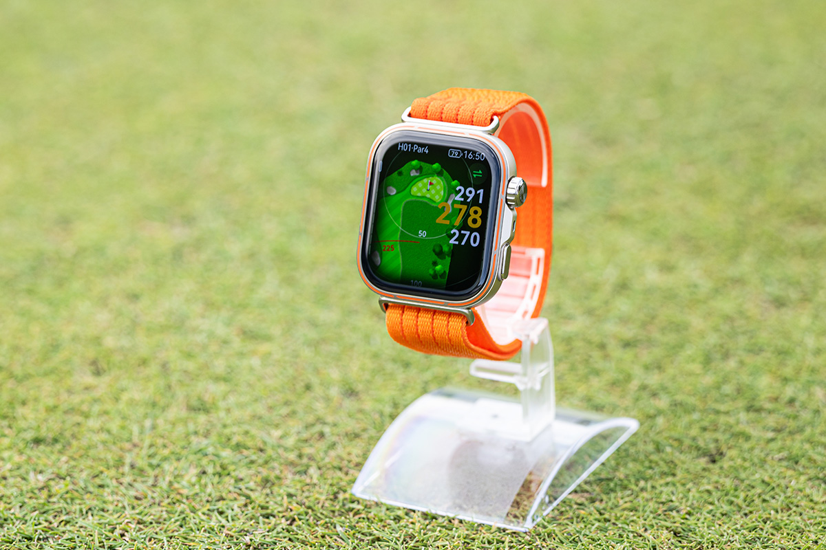 HUAWEI のスクエアウォッチ史上、最大となる1.92インチの大画面ディスプレイの「HUAWEI WATCH FIT 5 Pro」。ゴルフ機能もさらに進化している[写真：落合隆仁]