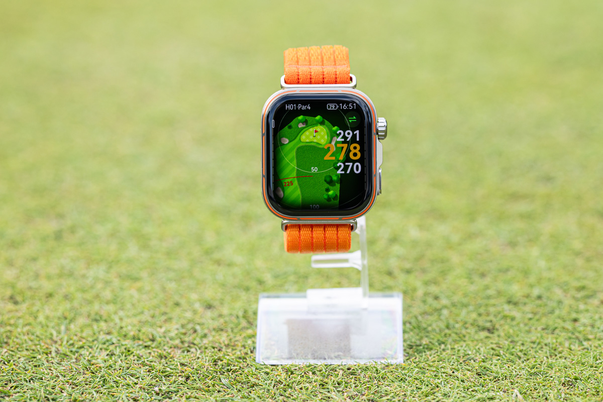 HUAWEI のスクエアウォッチ史上、最大となる1.92インチの大画面ディスプレイの「HUAWEI WATCH FIT 5 Pro」。ゴルフ機能もさらに進化している[写真：落合隆仁]