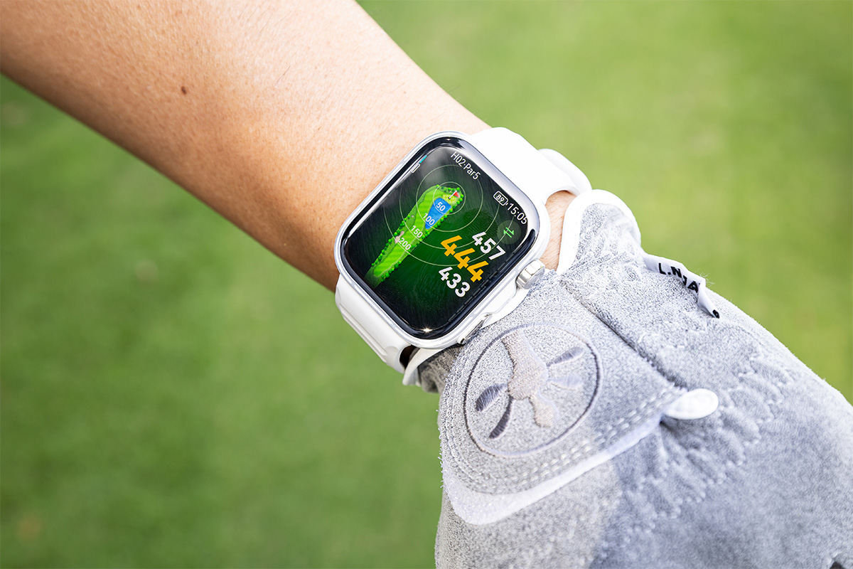 「HUAWEI WATCH FIT 5 Pro」はホワイト、ブラック、オレンジの3色展開となっている[写真：落合隆仁]