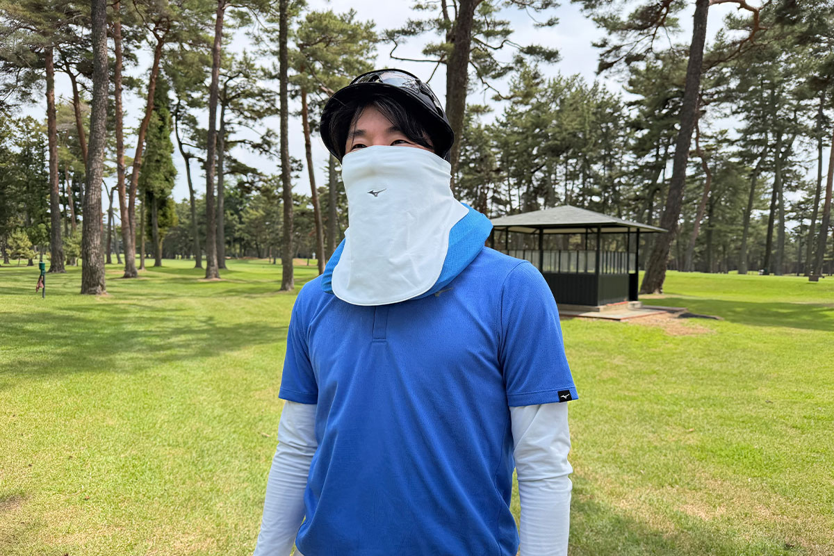 インナーシャツとフェイスガード、ネッククーラーの全部載せ状態のOさん
