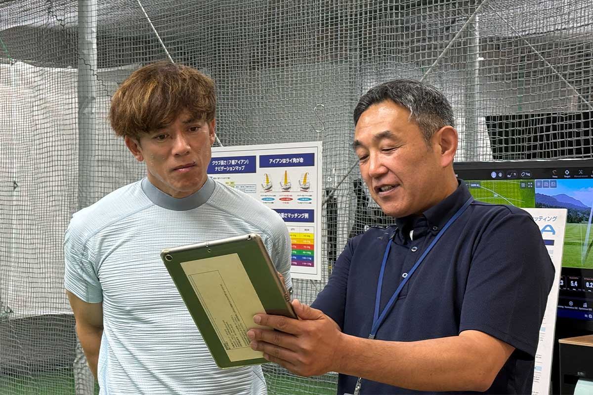 写真右がミズノのマスターフィッター・平井誠一さん