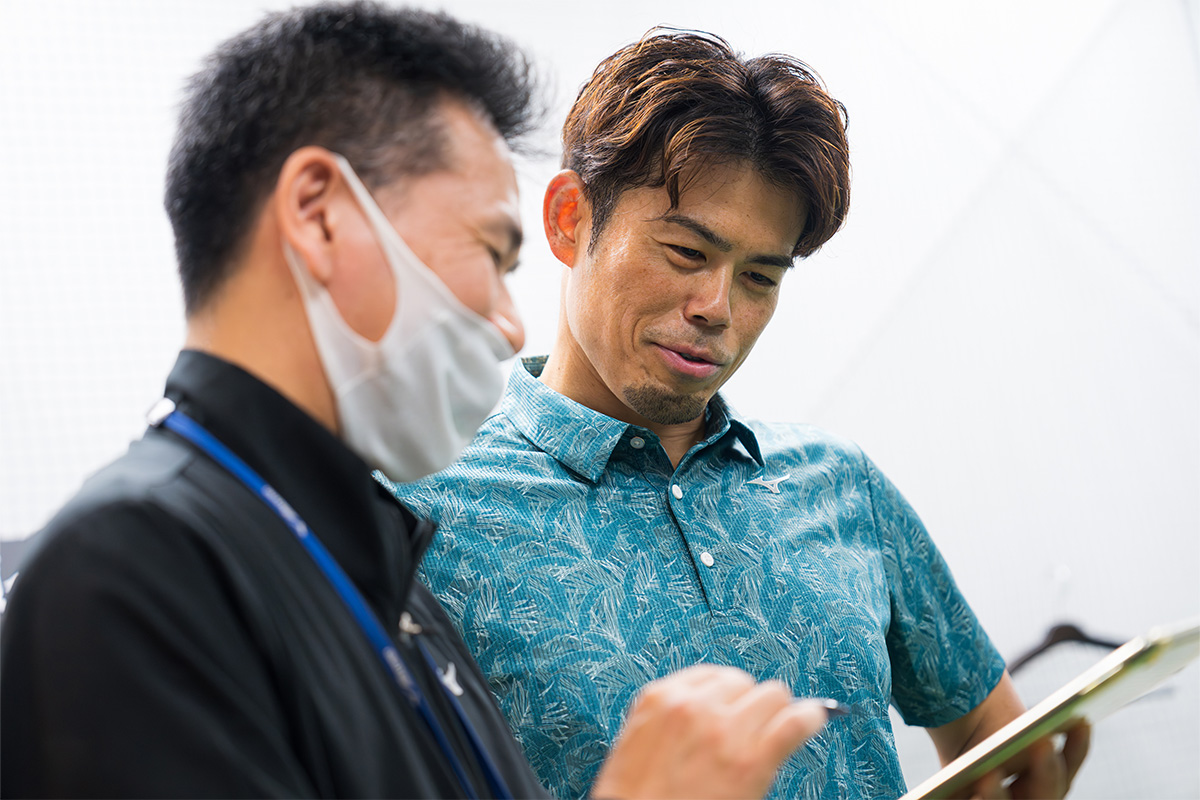 ミズノ認定クラブフィッターの山本匡志さんと「SET OPTIMIZER」の結果を確認する今江さん　写真：土居凌祐