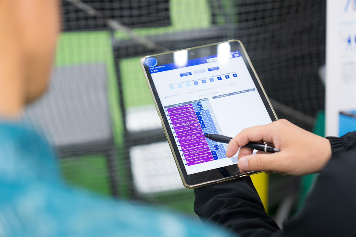 「SET OPTIMIZER」によって導き出された推奨シャフトを確認する今江さん　写真：土居凌祐