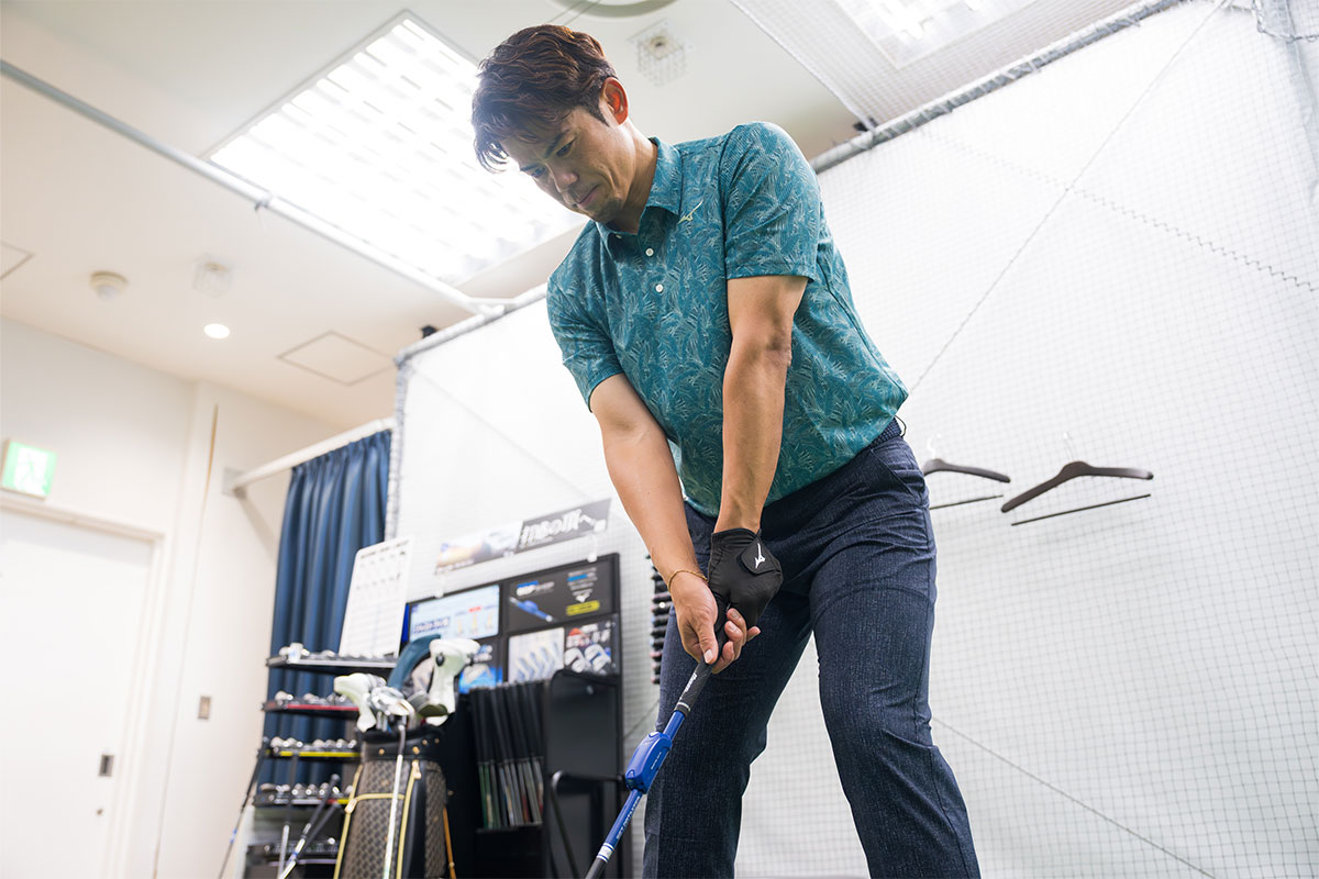 ミズノの直営店「MIZUNO TOKYO」でフィッティングを受ける今江敏晃さん　写真：土居凌祐