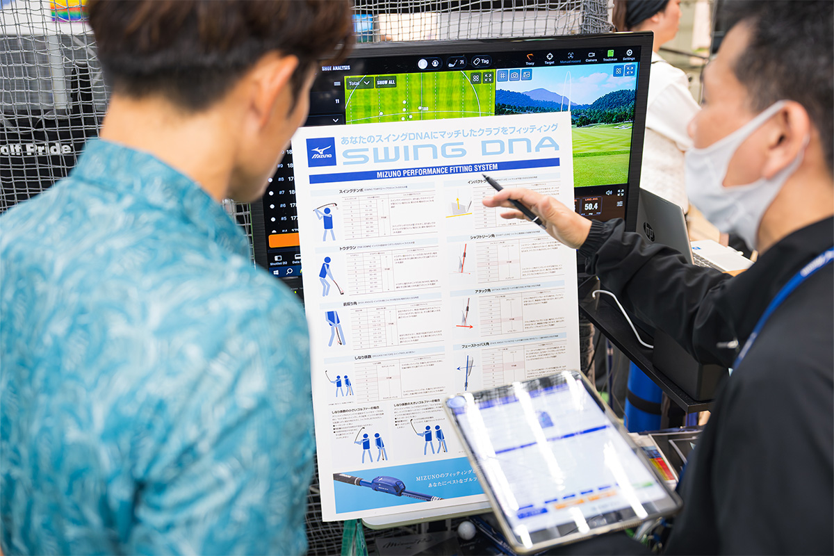 「SET OPTIMIZER」によって導き出された「スイングDNA」を確認する今江さん　写真：土居凌祐