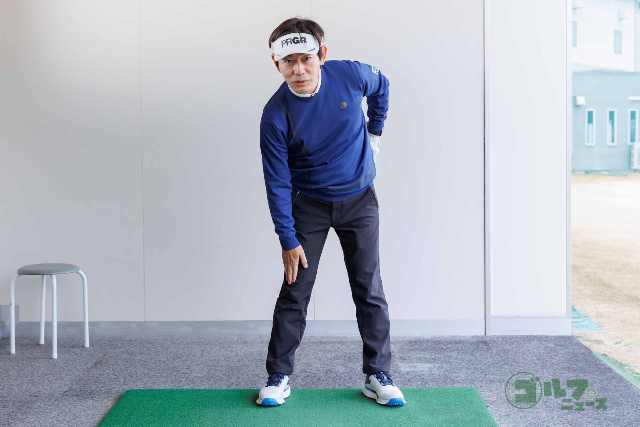直立した姿勢のときはヒザを伸ばしておく　写真:山上忠