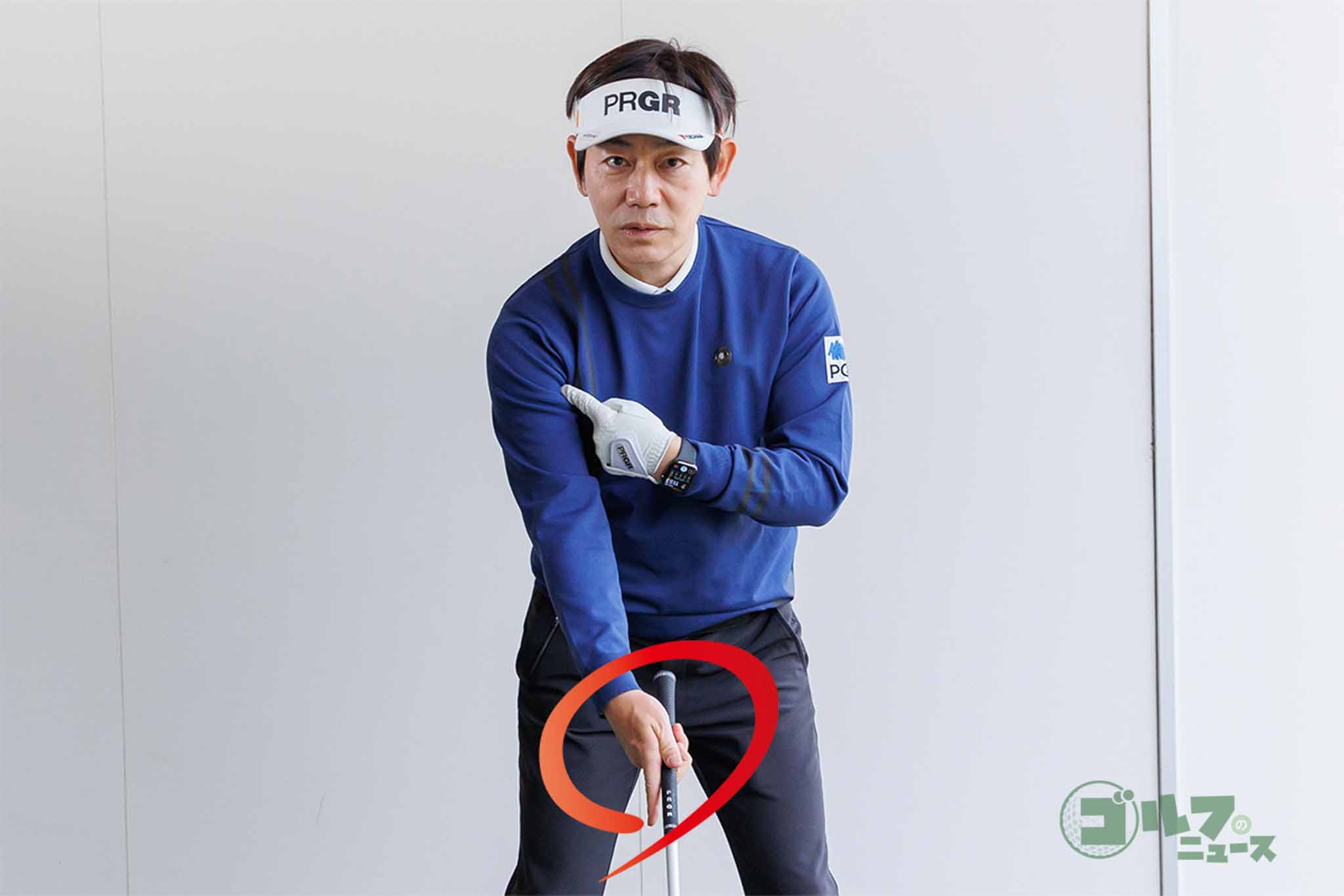 右手親指と人差し指でできるV字は右肩を指す　写真:山上忠