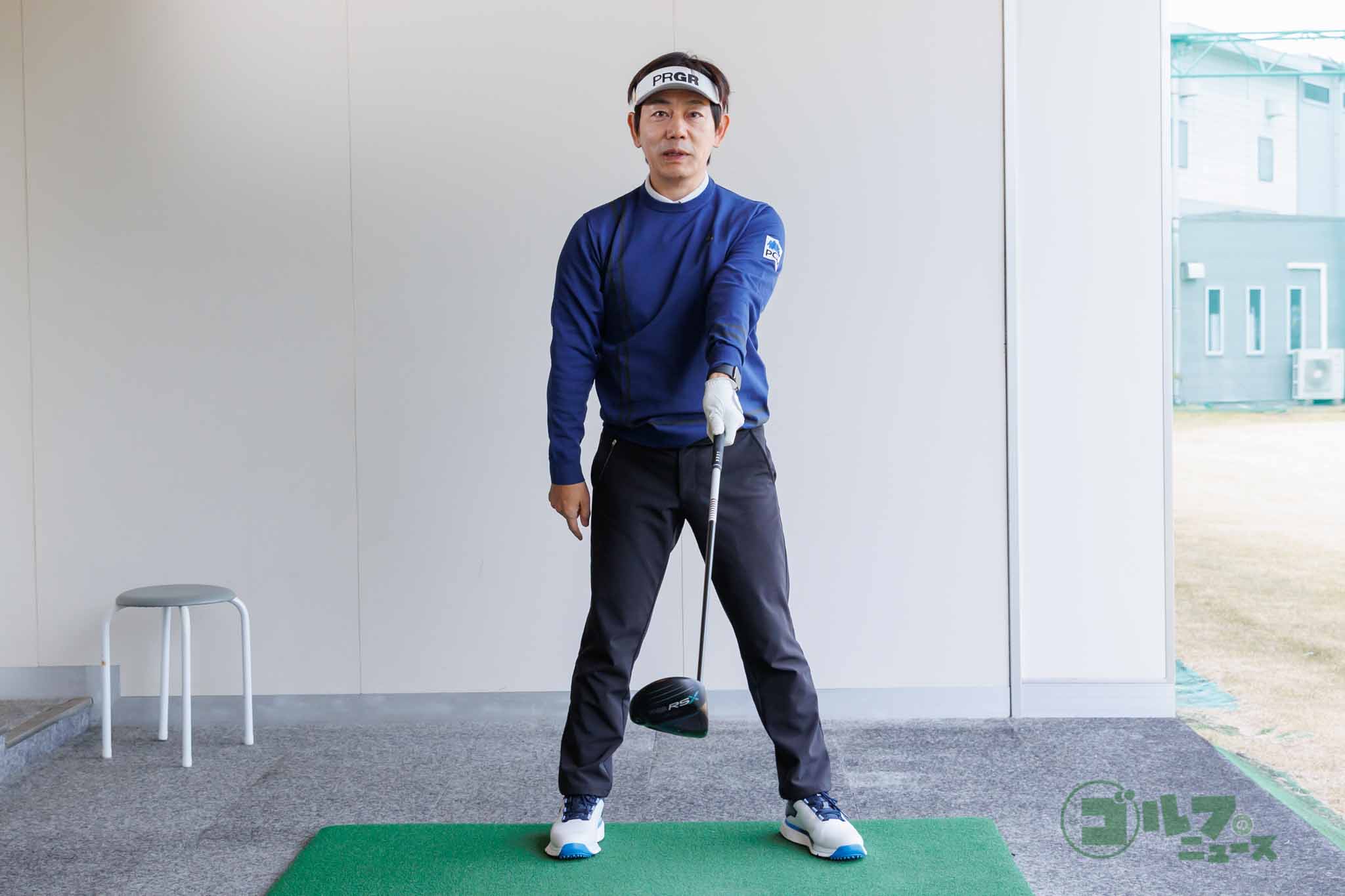 右腕とシャフトが一直線になるように　写真:山上忠