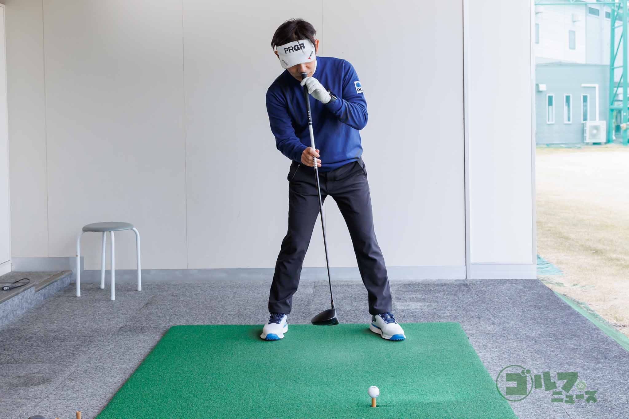 頭の位置はボールよりも右側　写真:山上忠