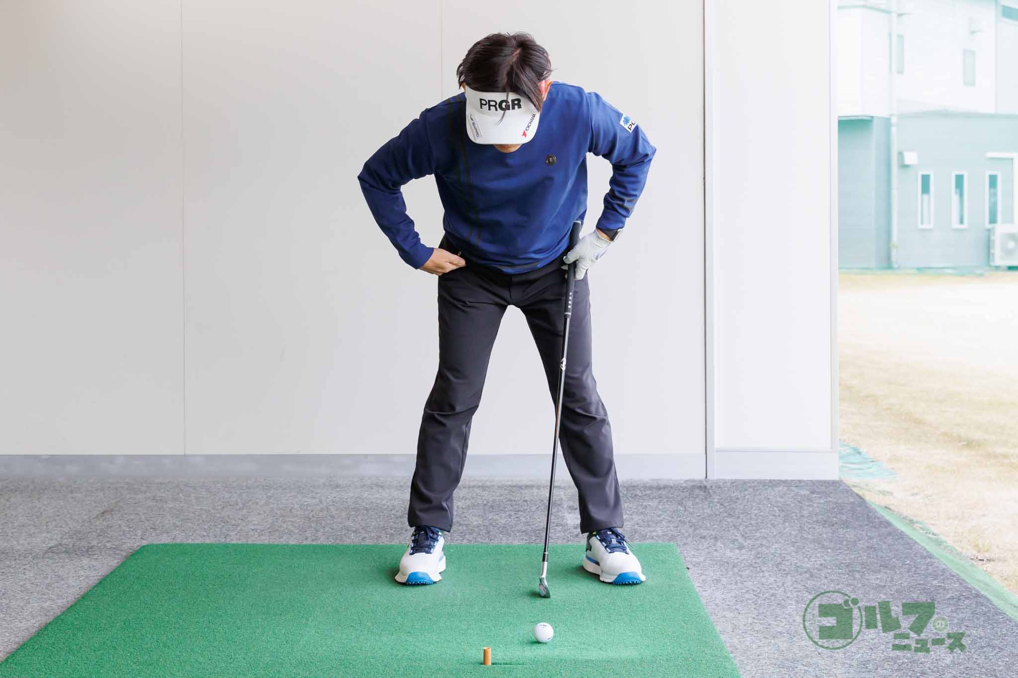直立した姿勢から上体を前傾させる　写真:山上忠