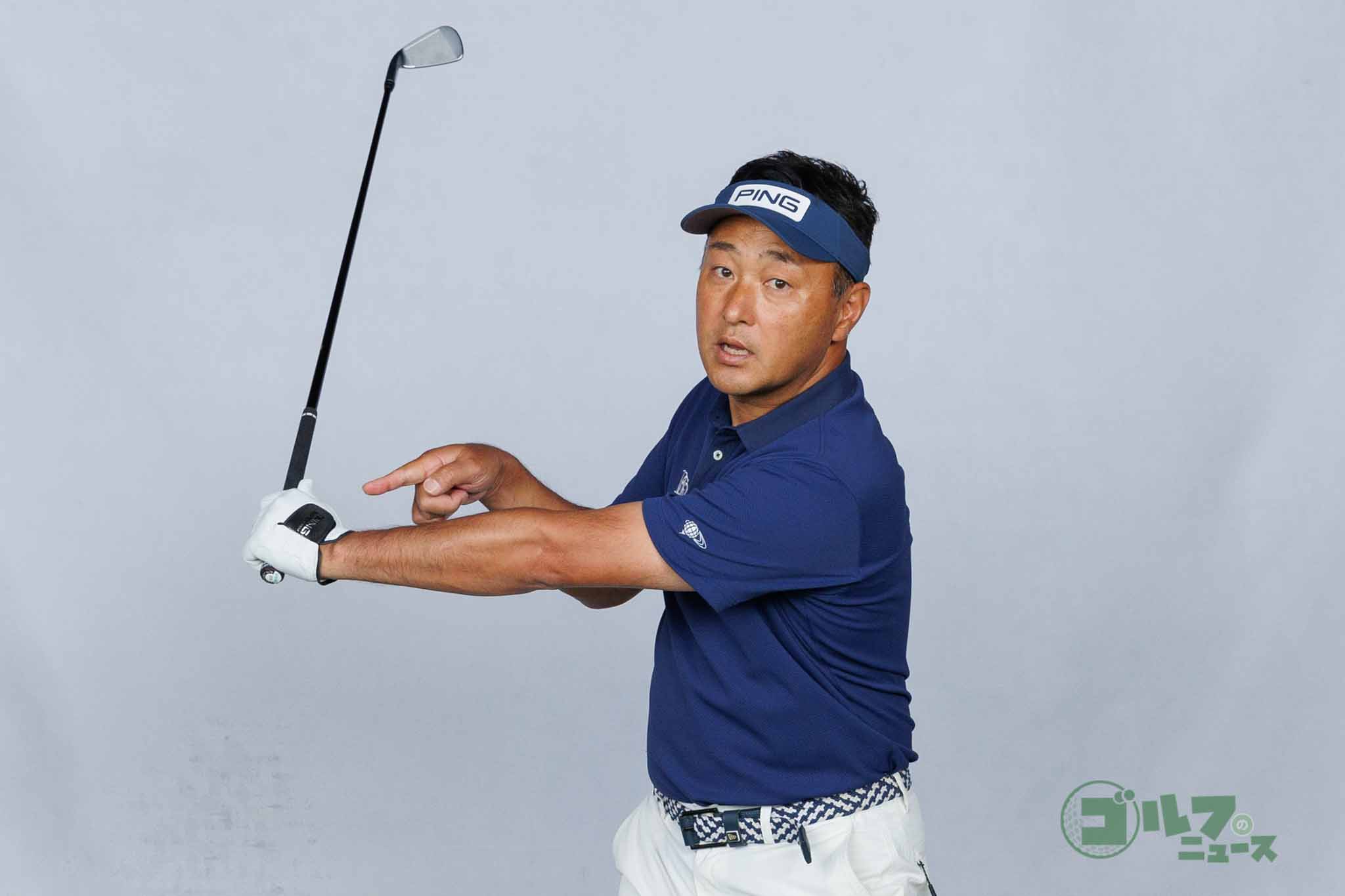 ハーフスイングでは手首をコックしてクラブを立てる　写真:山上忠