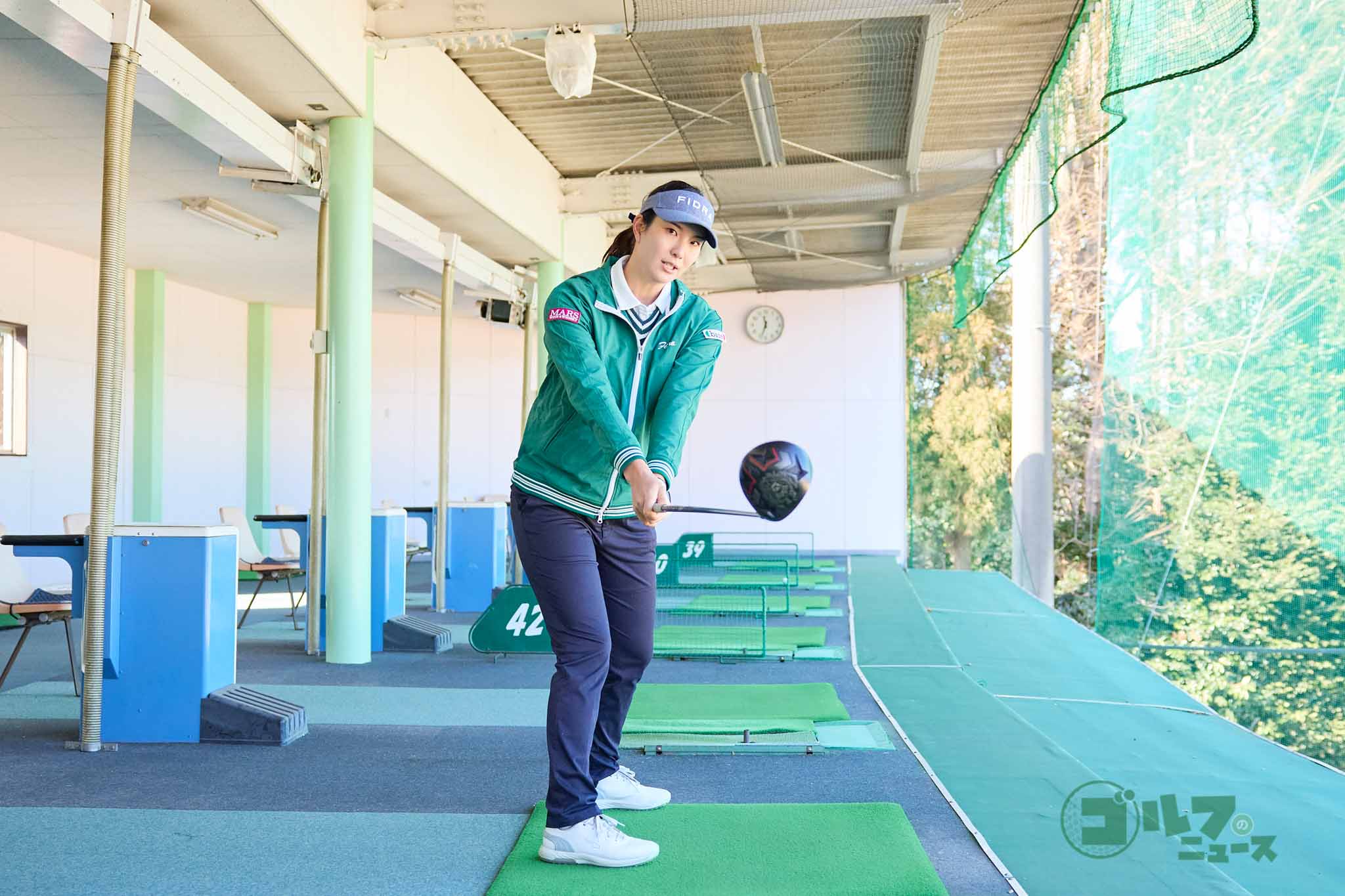 正しい前傾姿勢のキープでは、バックスイングでクラブヘッドは飛球線上にくる。そこから腕だけを上げ、その際に右ワキが縮んで左ワキが伸びる感覚。ダウンスイングでは左ワキが縮んで右ワキが伸びる感覚。フィニッシュでは最終的に右肩が上がって、肩のラインが地面と平行になる　写真:西村恵