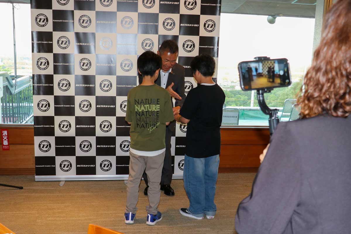 ピッツァコンテストの入賞者から寄付金を受け取る松井正一鹿沼市長 写真:清流舎