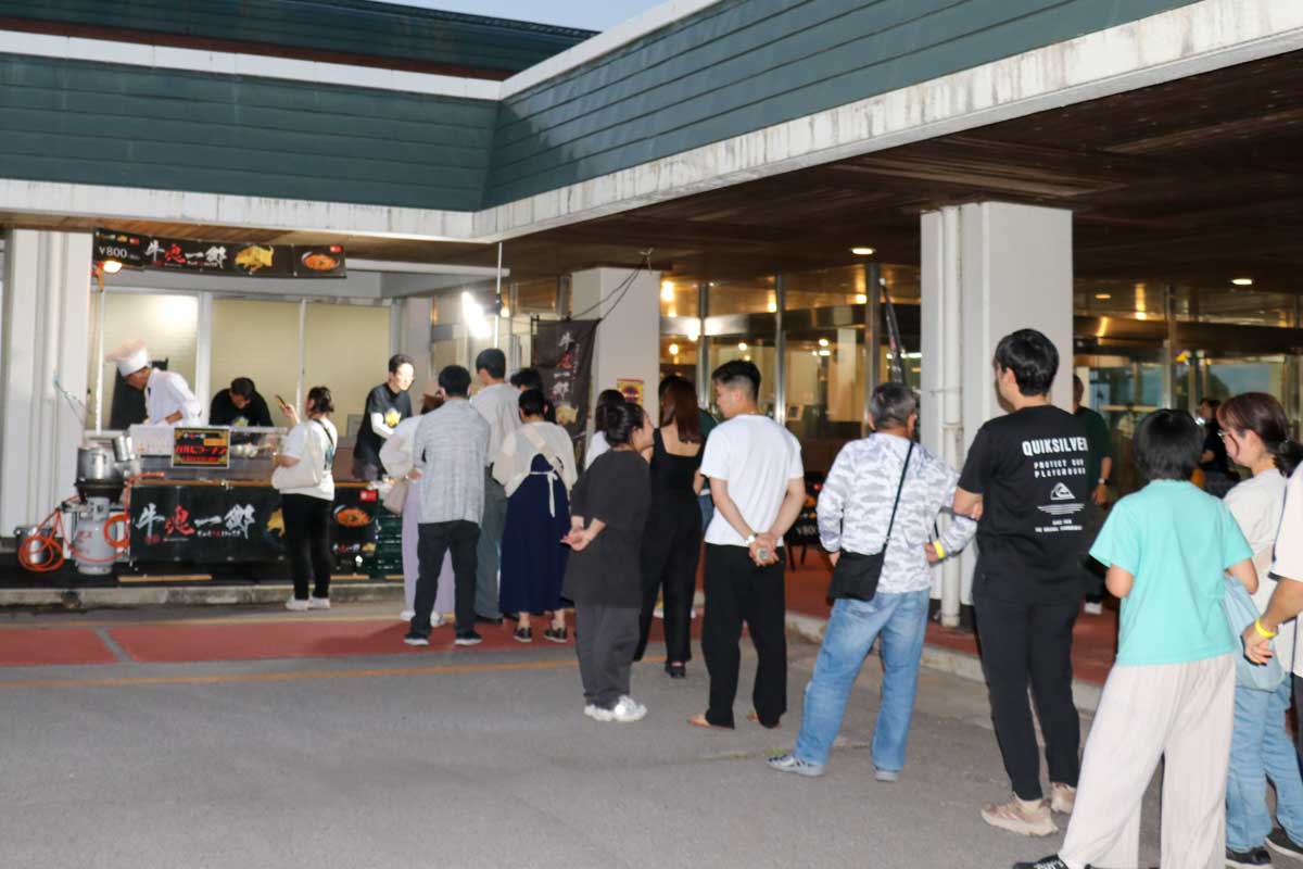 名物のカルビラーメンには長蛇の列 写真:清流舎