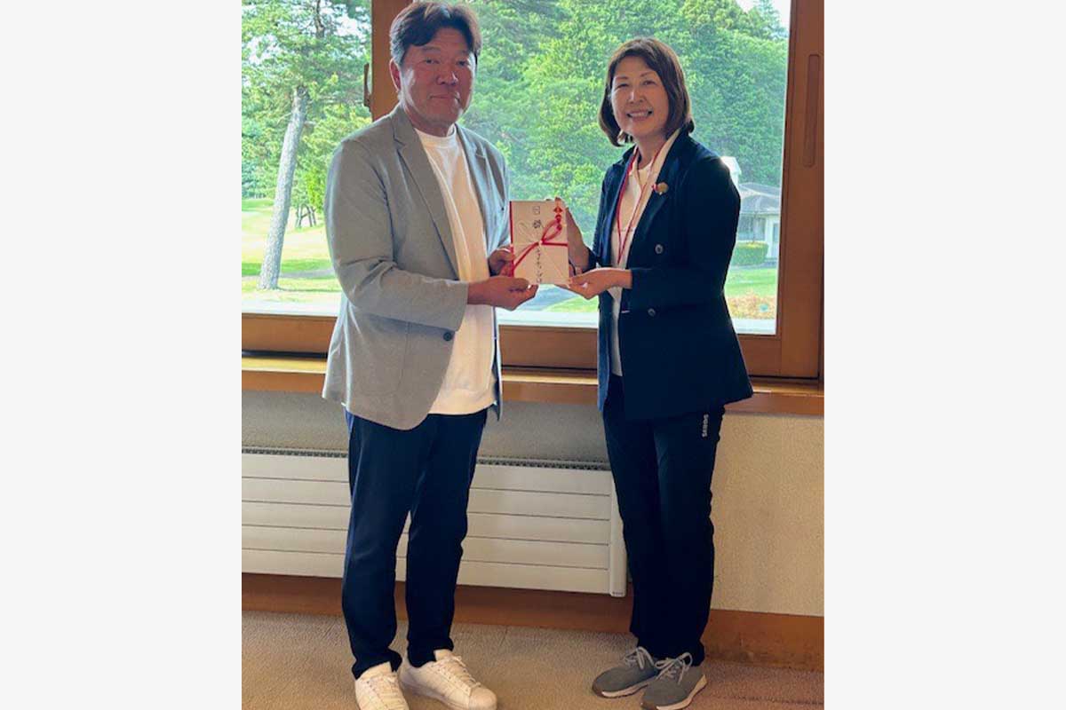 『とうかつ草の根フードバンク』の代表、梅澤一雄氏(左)に目録を贈呈。梅澤氏もゴルフ好きということでチャリティーコンペの実現に至った