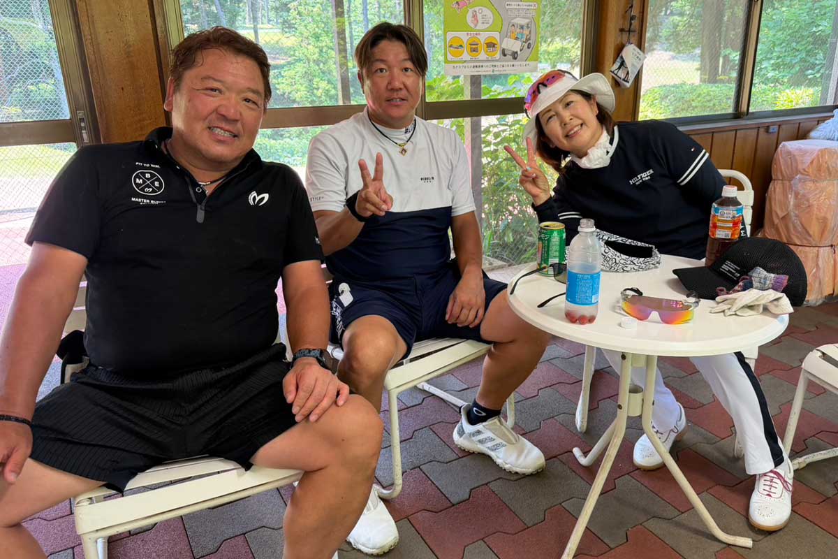 チャリティーコンペのラウンド中の村口史子