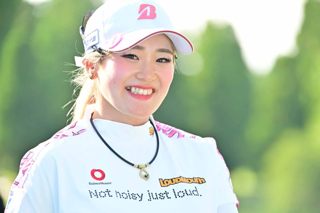 桑木志帆が大会記録ペースで首位 韓国の14歳アマが追う