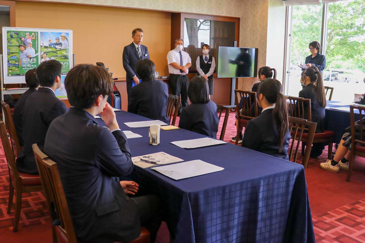 仁志出支配人から説明を受ける生徒たち（ゴルフ5 カントリー オークビレッヂ）　写真：清流舎