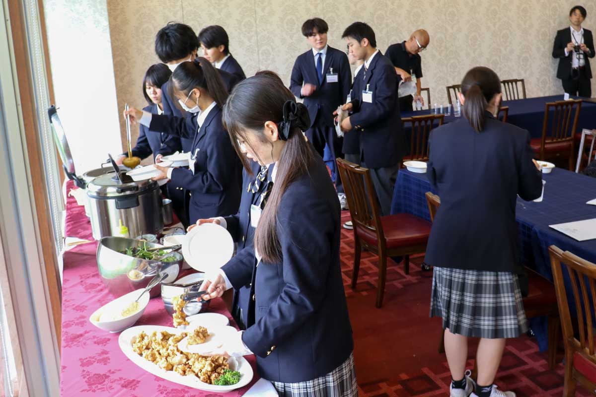 カレーの味も職場選びの決め手になるかも!?（ゴルフ5 カントリー オークビレッヂ）