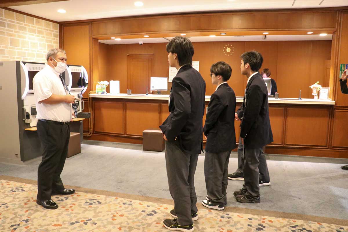 ゴルフ場で進むDX。自動チェックイン機などフロント業務の説明を受けた（ゴルフ5 カントリーオークビレッヂ）　写真：清流舎