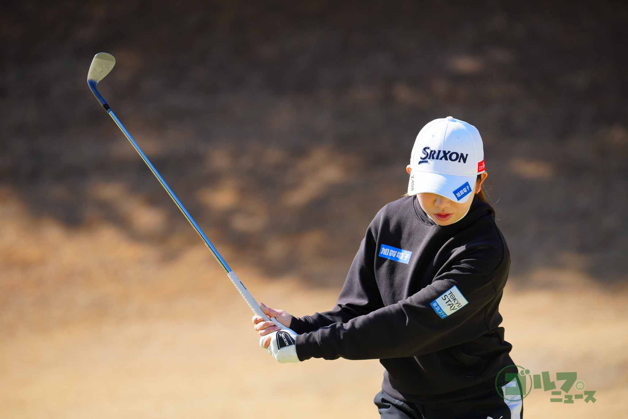 バックスイングでも体の前にクラブがくる形をつくる　写真:鈴木祥