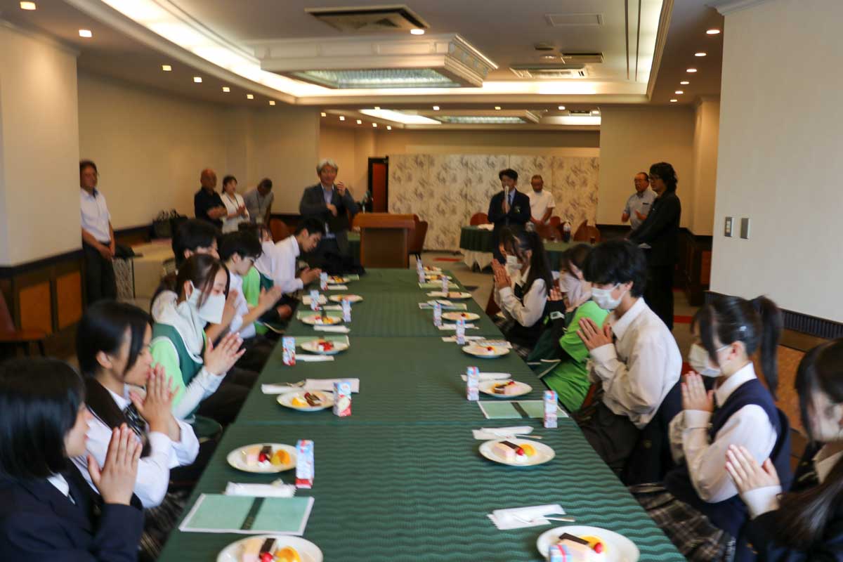 ケーキを食べながらキャディーになった先輩の話を聞く生徒たち(立野クラシックGC) 写真:清流舎