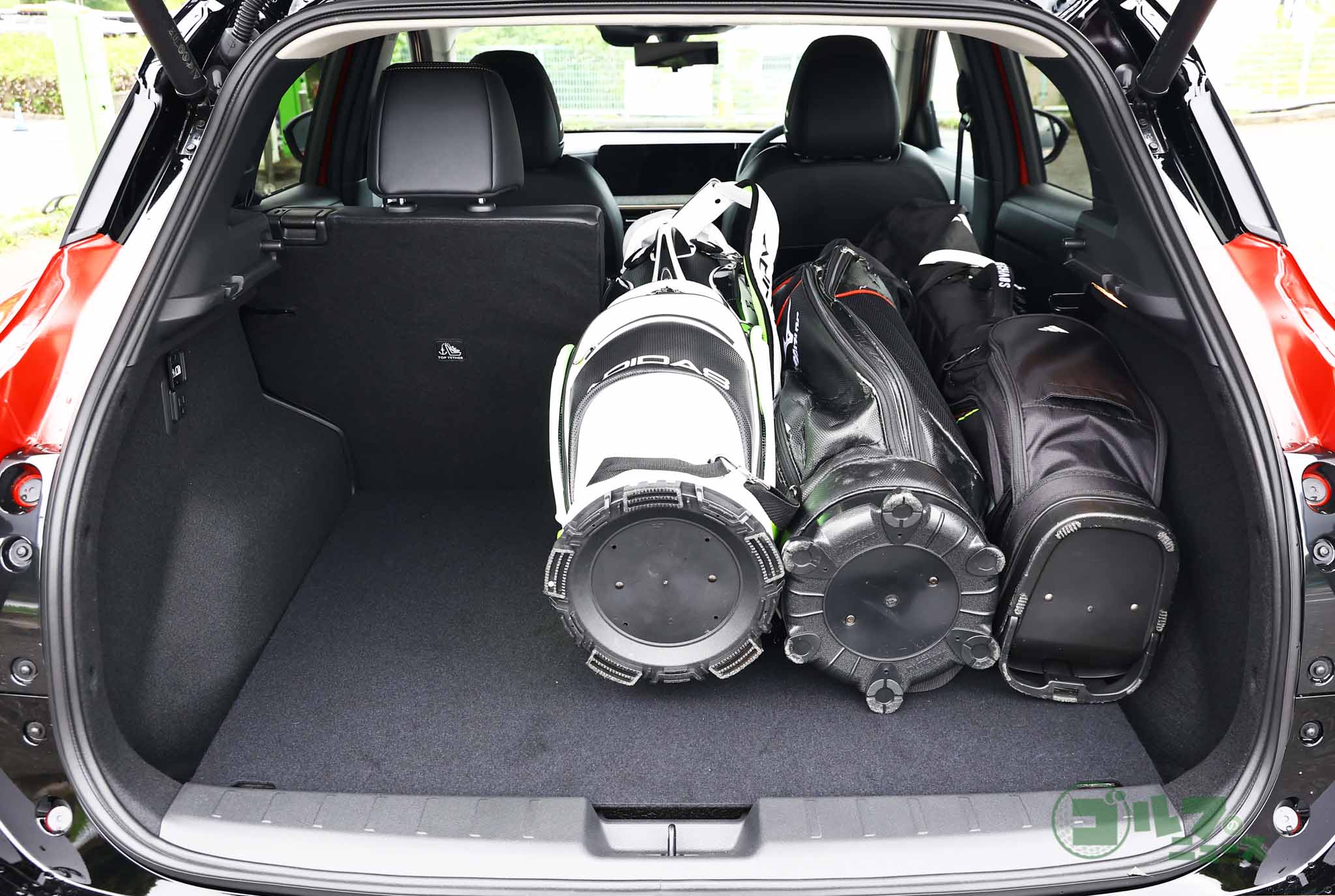 後席の背もたれを片側だけ前倒しすれば3人乗車＋キャディーバッグ3本を搭載可能