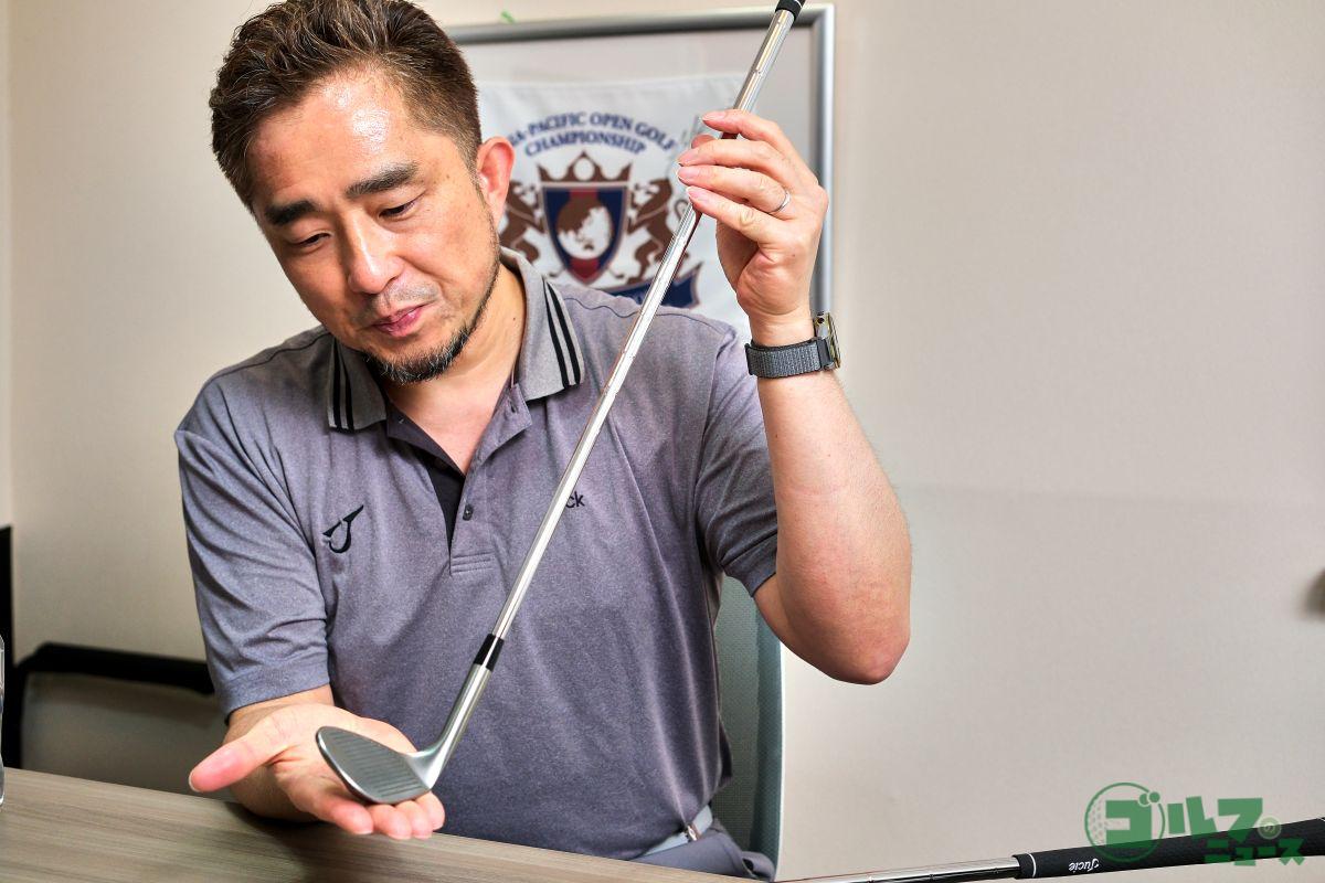芝の上よりも硬さが一定な人工マットの上でボールを打つと、ソールの違いが体感できる
