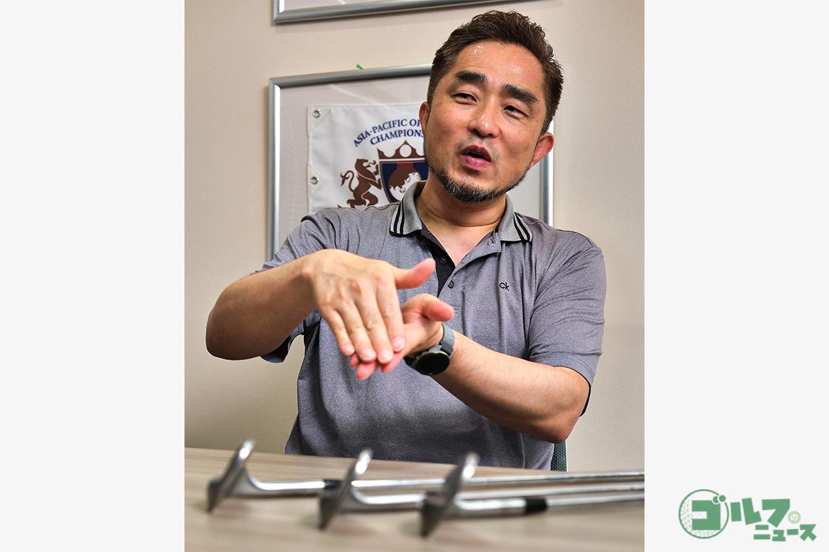芝の上よりも硬さが一定な人工マットの上でボールを打つと、ソールの違いを体感しやすい