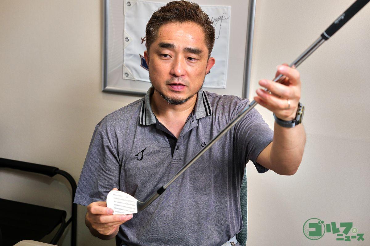 芝の上よりも硬さが一定な人工マットの上でボールを打つと、ソールの違いを体感しやすい