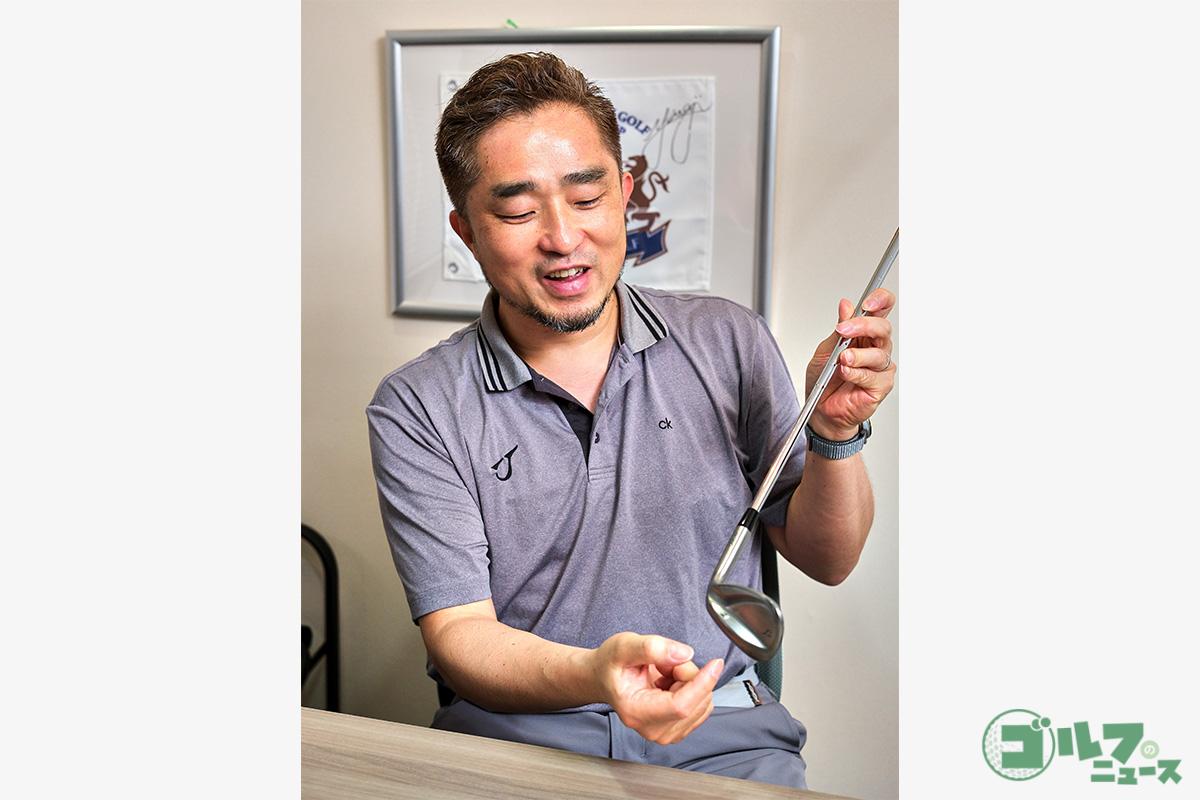 芝の上よりも硬さが一定な人工マットの上でボールを打つと、ソールの違いを体感しやすい