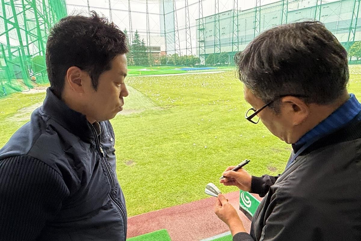 ヘッドの研磨に入る前にマスターフィッター平井誠一さんによるフィッティング
