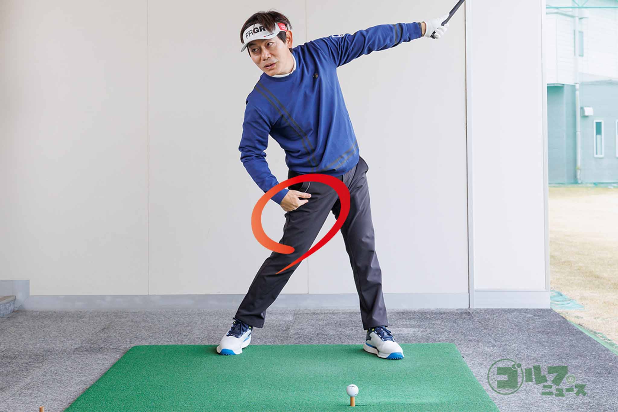 右足太モモが粘ることで、右ヒザも前に出ないし、大きなフォローにもつながる　写真:山上忠