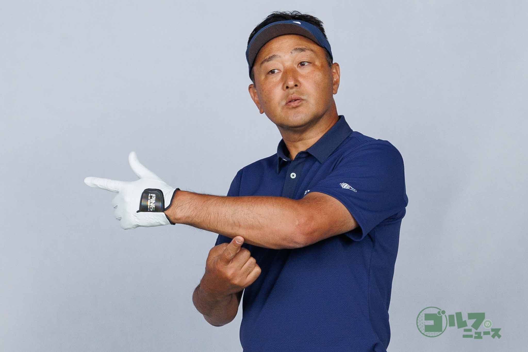 左手の小指、薬指、中指の3本をしっかり握ると前腕の回転を司る外側の筋肉の稼働が促される 写真:山上忠