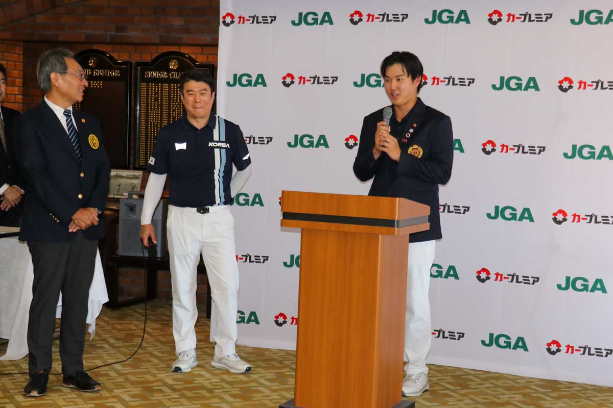 キム・ヒョンテ監督(中央)はスピーチの通訳も担当(右は優勝したキム・ミンス、左はJGAの新会長に就任した津賀一宏氏) 写真:清流舎